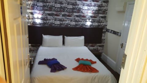 Double Room, 1 Double Bed, Ensuite | Soundproofing, free WiFi, bed sheets