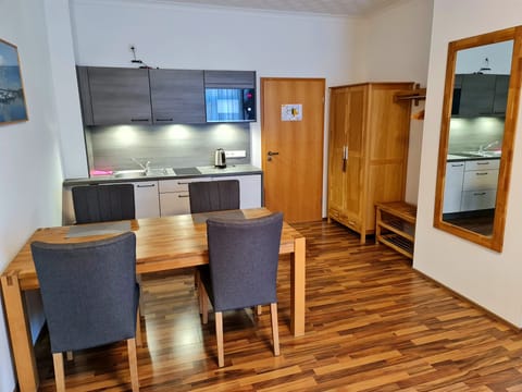 Suite | Desk, rollaway beds, free WiFi, bed sheets