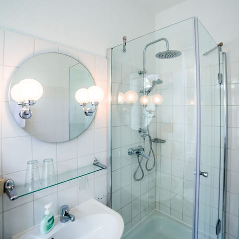 Double Room | Bathroom | Shower, free toiletries, hair dryer, towels