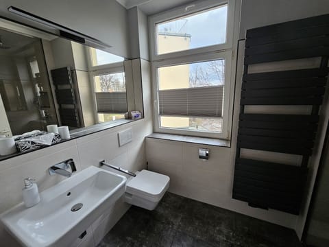 Double Room | Bathroom | Shower, free toiletries, hair dryer, towels