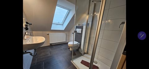 Triple Room | Bathroom | Shower, free toiletries, hair dryer, towels