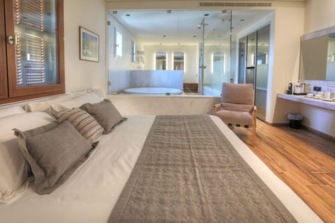 Honeymoon Suite, 1 King Bed | Minibar, in-room safe, desk, rollaway beds