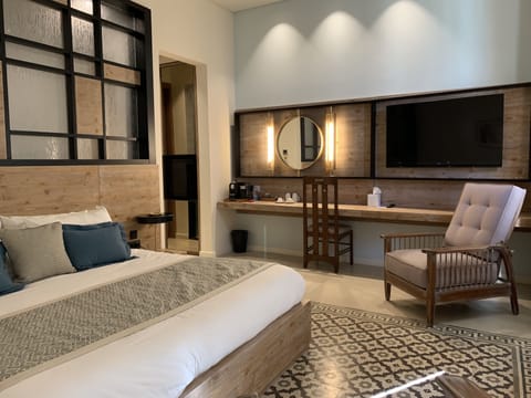 Junior Suite | Minibar, in-room safe, desk, rollaway beds