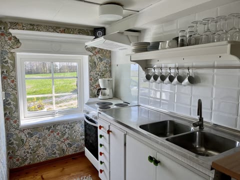 Traditional Cottage | Minibar, individually decorated, individually furnished