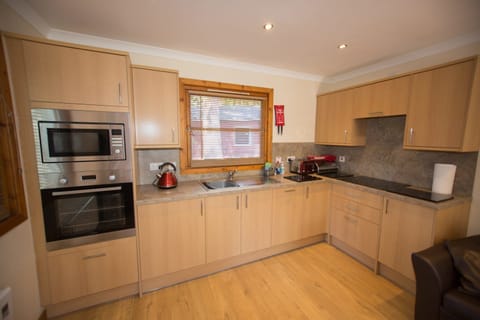 Lodge, 2 Bedrooms (Craigendarroch) | Private kitchen | Fridge, microwave, oven, stovetop