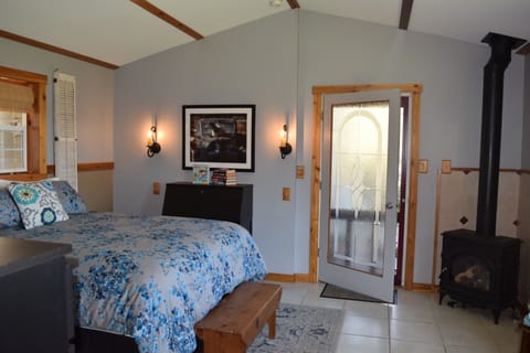 Double Room, 1 Queen Bed, Non Smoking, Ocean View | Individually decorated, individually furnished, iron/ironing board
