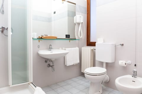 Deluxe Twin Room, Lake View | Bathroom | Shower, hair dryer, slippers, bidet