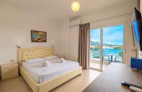 Double Room, Sea View | Desk, free WiFi, bed sheets