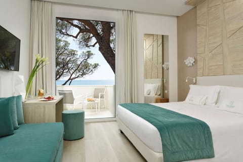 Superior, Sea View | Minibar, in-room safe, individually furnished, desk