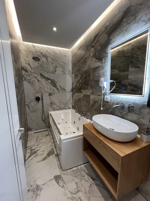 Superior Room, 1 King Bed, Hot Tub | 1 bedroom, minibar, soundproofing, free WiFi