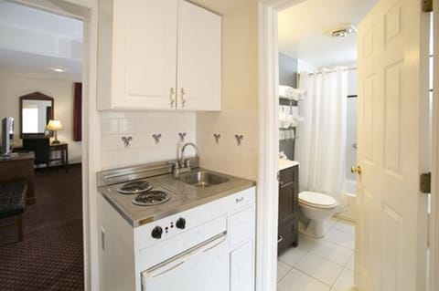 Suite, 1 Bedroom | Private kitchenette