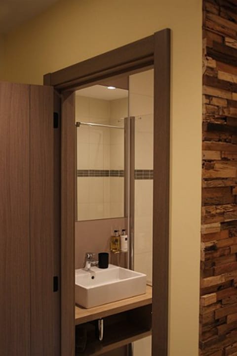 Double Room (Lente) | Bathroom | Free toiletries, hair dryer, bathrobes, towels