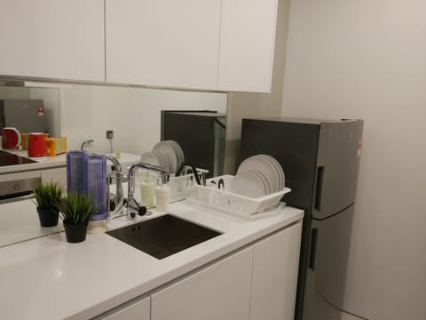 Full-size fridge, oven, coffee/tea maker, electric kettle