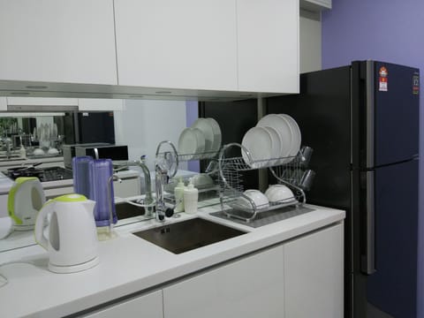 Full-size fridge, oven, coffee/tea maker, electric kettle