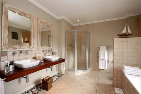 Luxury Mountain Facing Suite (R6) | Bathroom | Free toiletries, hair dryer, bathrobes, towels