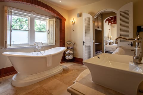 Villa Suite | Bathroom | Free toiletries, hair dryer, slippers, towels