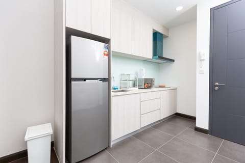 Standard Apartment | Private kitchenette | Full-size fridge, microwave, stovetop, dishwasher