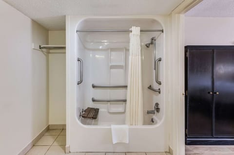 Room, 1 King Bed, Accessible, Non Smoking | Bathroom | Hair dryer, towels