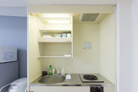 Standard Room 403 | Private kitchen | Fridge, microwave, stovetop, electric kettle