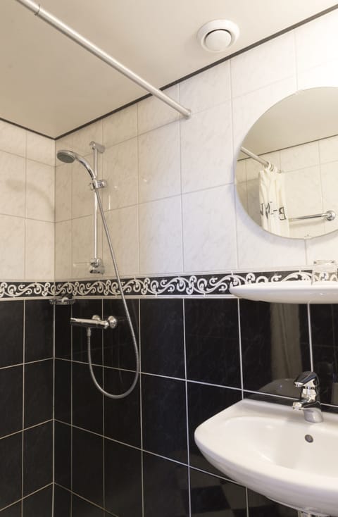 Single Room | Bathroom | Free toiletries, hair dryer, bathrobes, slippers