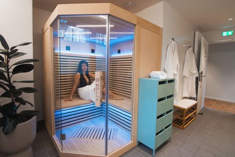 Sauna, hot tub