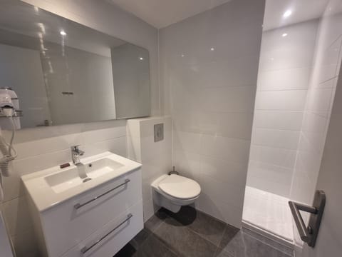 Shower, free toiletries, towels