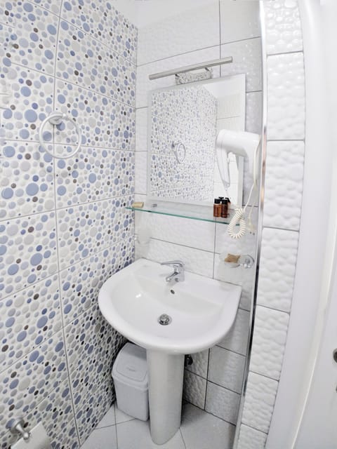 Design Double Room, Sea View | Bathroom | Shower, rainfall showerhead, free toiletries, hair dryer