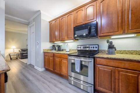 Premier Condo, 3 Bedrooms, Non Smoking, Lake View | Private kitchen | Full-size fridge, microwave, oven, stovetop