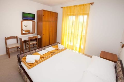 Double Room, 1 Double Bed, Non Smoking | In-room safe, desk, free WiFi, bed sheets