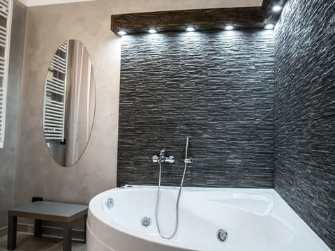 Deluxe Triple Room, Jetted Tub (Picasso) | Jetted tub