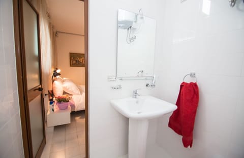 Comfort Double Room | Bathroom | Shower, free toiletries, hair dryer, slippers