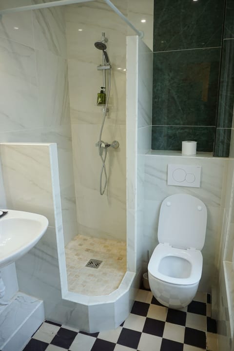 Combined shower/tub, free toiletries, hair dryer, towels