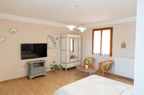 Studio, 1 Queen Bed, Non Smoking | Individually decorated, free WiFi, bed sheets