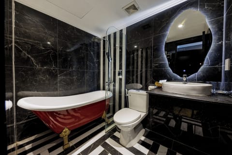 Deluxe Suite | Bathroom | Bathtub, free toiletries, hair dryer, slippers