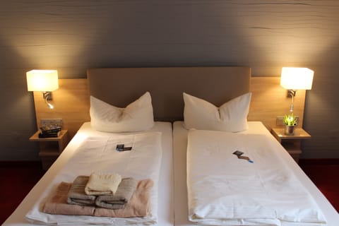 Comfort Double Room, 1 King Bed, Non Smoking | In-room safe, desk, laptop workspace, free WiFi