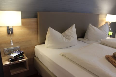 Comfort Double Room, 1 King Bed, Non Smoking | In-room safe, desk, laptop workspace, free WiFi