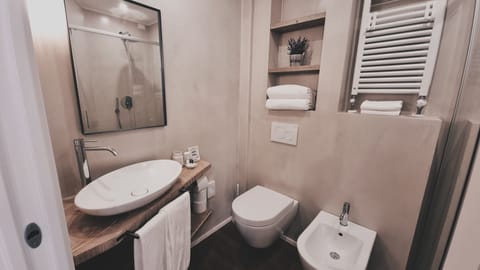 Superior Double Room | Bathroom | Shower, rainfall showerhead, free toiletries, hair dryer