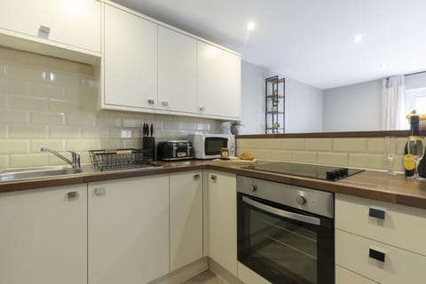 Standard Apartment, 2 Bedrooms | Private kitchen | Fridge, microwave, oven, stovetop