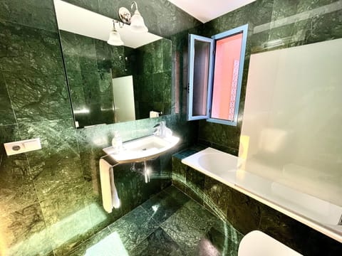 Double Room | Bathroom | Deep soaking tub, free toiletries, hair dryer, bidet