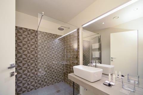 Junior Suite, Garden View | Bathroom | Free toiletries, hair dryer, towels