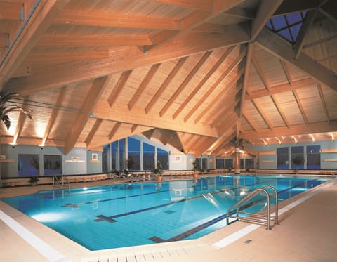 Indoor pool, sun loungers