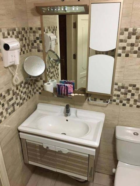 Twin Room | Bathroom | Shower, free toiletries, hair dryer, slippers