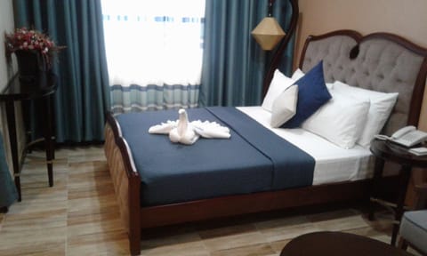 Queen Suite | Desk, free WiFi, bed sheets