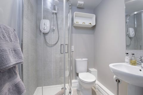 Standard Apartment, 2 Double Beds | Bathroom | Shower, free toiletries, hair dryer, towels