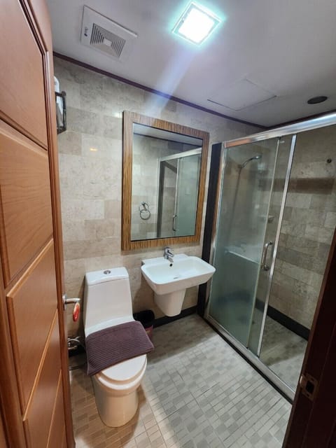 Family Room | Bathroom | Shower, free toiletries, hair dryer, bidet