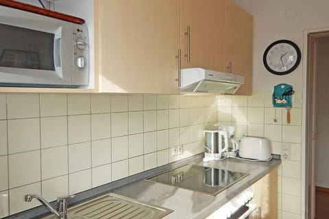 Standard Apartment, 2 Bedrooms (B) | Private kitchen | Fridge, microwave, oven, stovetop