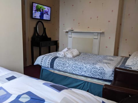 Economy Twin Room, 1 Bedroom, Non Smoking | Premium bedding, iron/ironing board, free WiFi, bed sheets