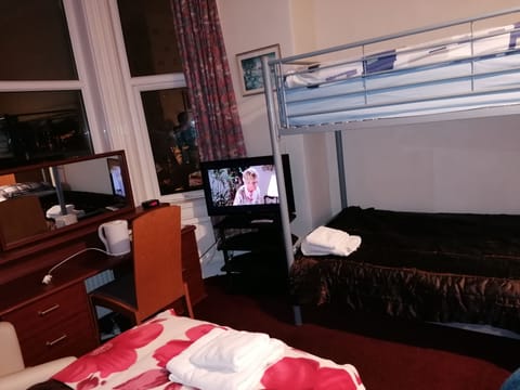 Comfort Room, Multiple Beds, Non Smoking | Premium bedding, iron/ironing board, free WiFi, bed sheets