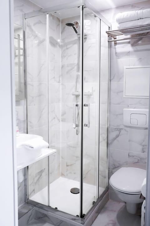 Double Room, Private Bathroom | Bathroom | Shower, towels