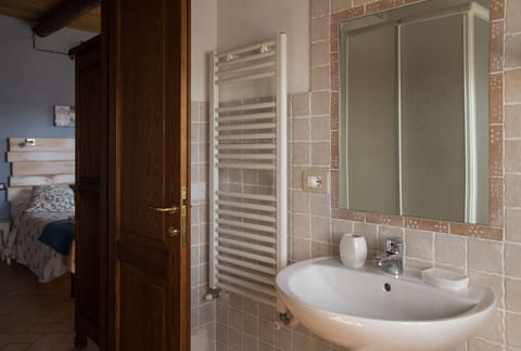Classic Double Room, 1 King Bed | Bathroom | Shower, hair dryer, bidet, towels